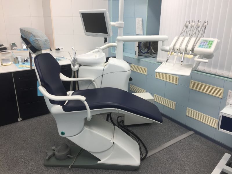 Продается стоматологическая установка "Eurodent" в хорошем состоянии вместе с аспиратором.